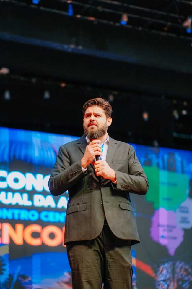 CEO do Grupo Meraki e professor da ClassPrev, Tiago Luz Boeira, inspira participantes do 11º Congresso Estadual da ADIMP-MS, 3º Encontro Centro-Oeste da ABIPEM e o 6º ENCOPREV, com reflexão sobre propósito e escolhas