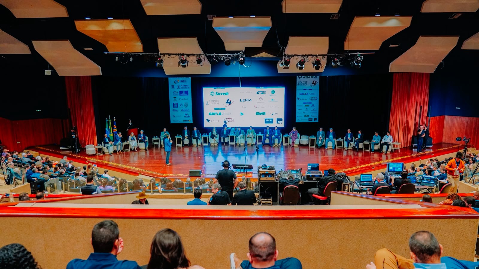Mesa de autoridades marca abertura solene do 11º Congresso Estadual da ADIMP-MS, realizado em conjunto com o 3º Encontro Centro-Oeste da ABIPEM e o 6º ENCOPREV