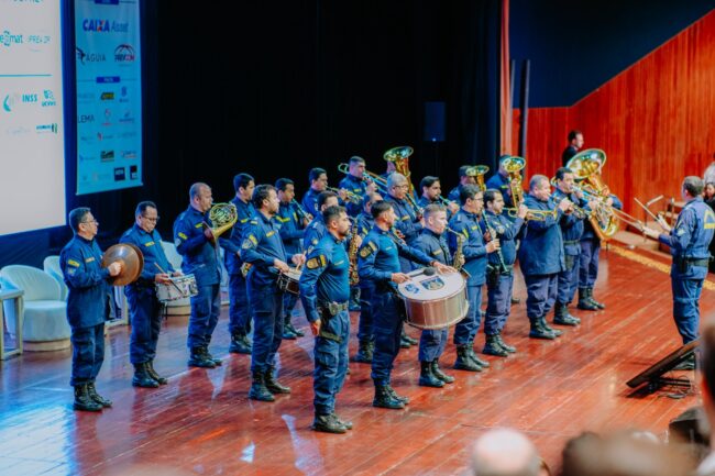Banda da Guarda Civil Metropolitana executa os hinos oficiais na abertura do 11º Congresso Estadual da ADIMP-MS