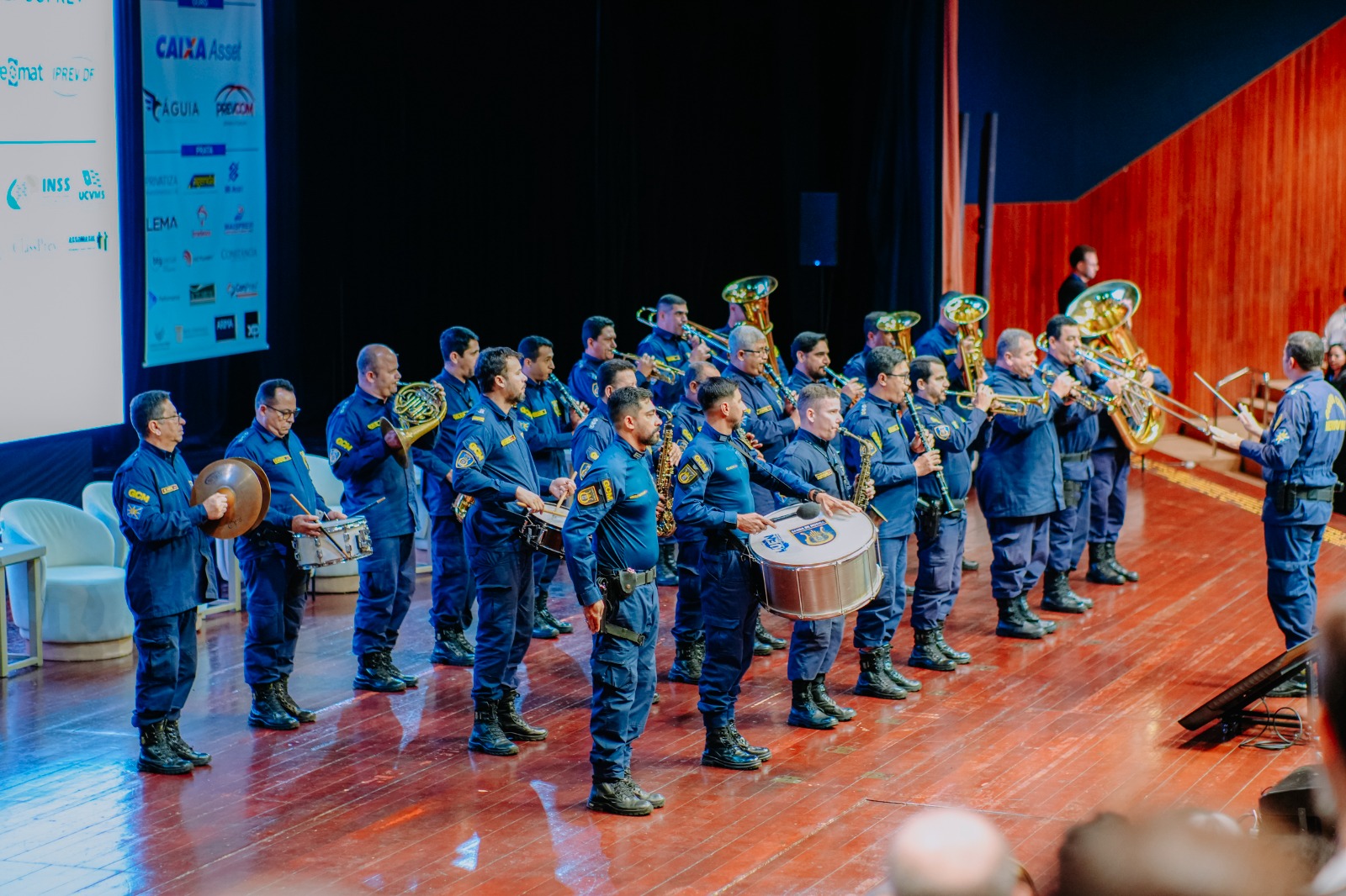 Banda da Guarda Civil Metropolitana executa os hinos oficiais na abertura do 11º Congresso Estadual da ADIMP-MS